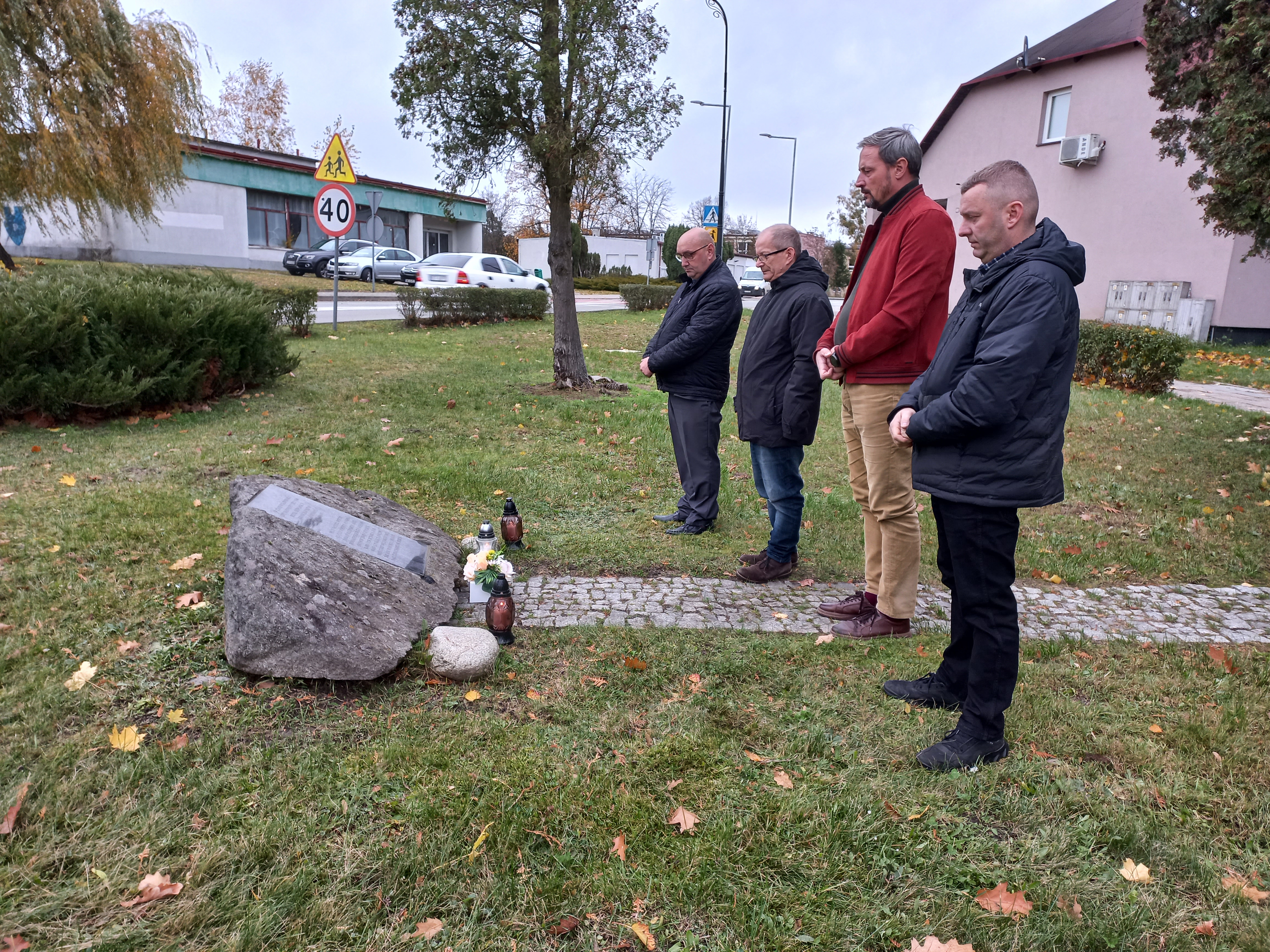 Pamiętamy o tych, którzy polegli w służbie Ojczyzny i wolności świata.  Pamiętamy o tych, którzy polegli w służbie Ojczyzny i wolności świata.
