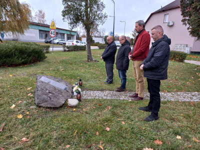 Pamiętamy o tych, którzy polegli w służbie Ojczyzny i wolności świata.  Pamiętamy o tych, którzy polegli w służbie Ojczyzny i wolności świata.