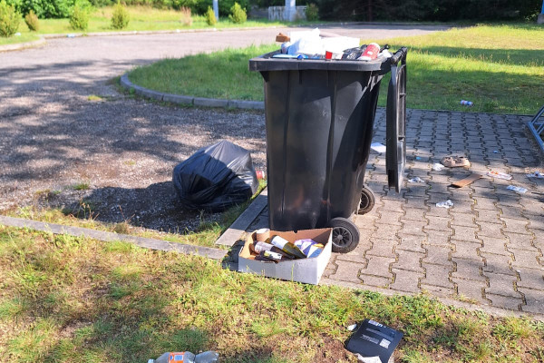 Kosze na odpady ustawione na placu zabaw w Odmuchowie